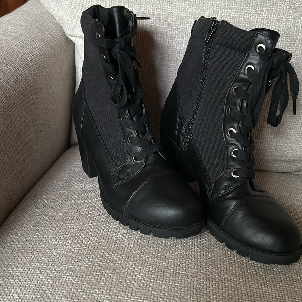 XOXO Stylish Black Women's Ankle Boots - Picture 2 of 7